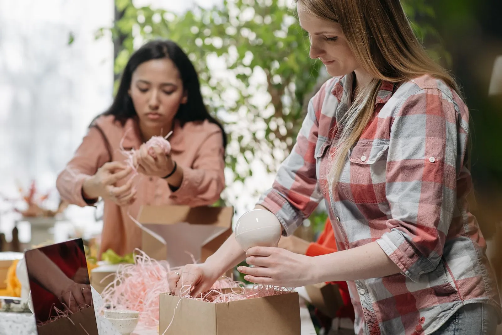 Dos personas empacando pedidos de una tienda en línea